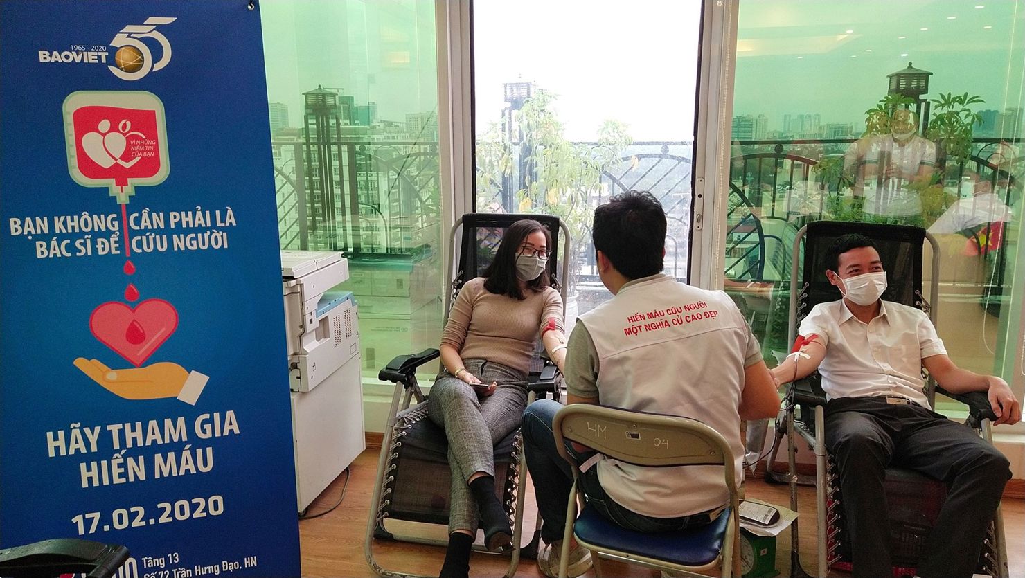 Cán bộ, nhân viên Tập đoàn Bảo Việt tham gia hiến máu tình nguyện.