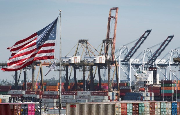 Hàng hóa từ Trung Quốc và các nước châu Á được bốc dỡ tại cảng Long Beach, California, Mỹ, ngày 14/9/2019. Ảnh: AFP/TTXVN