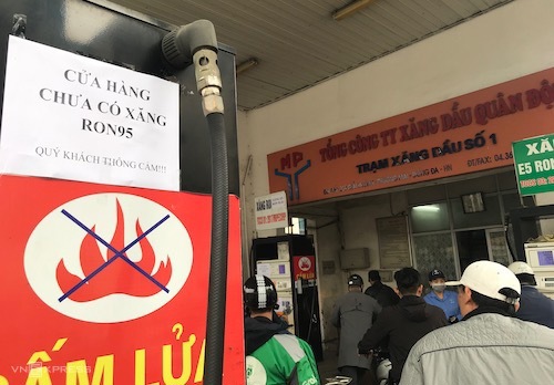 Cửa hàng xăng dầu trên đường Giải Phóng dán thông báo "chưa có xăng RON 95". Ảnh: Hoài Thu