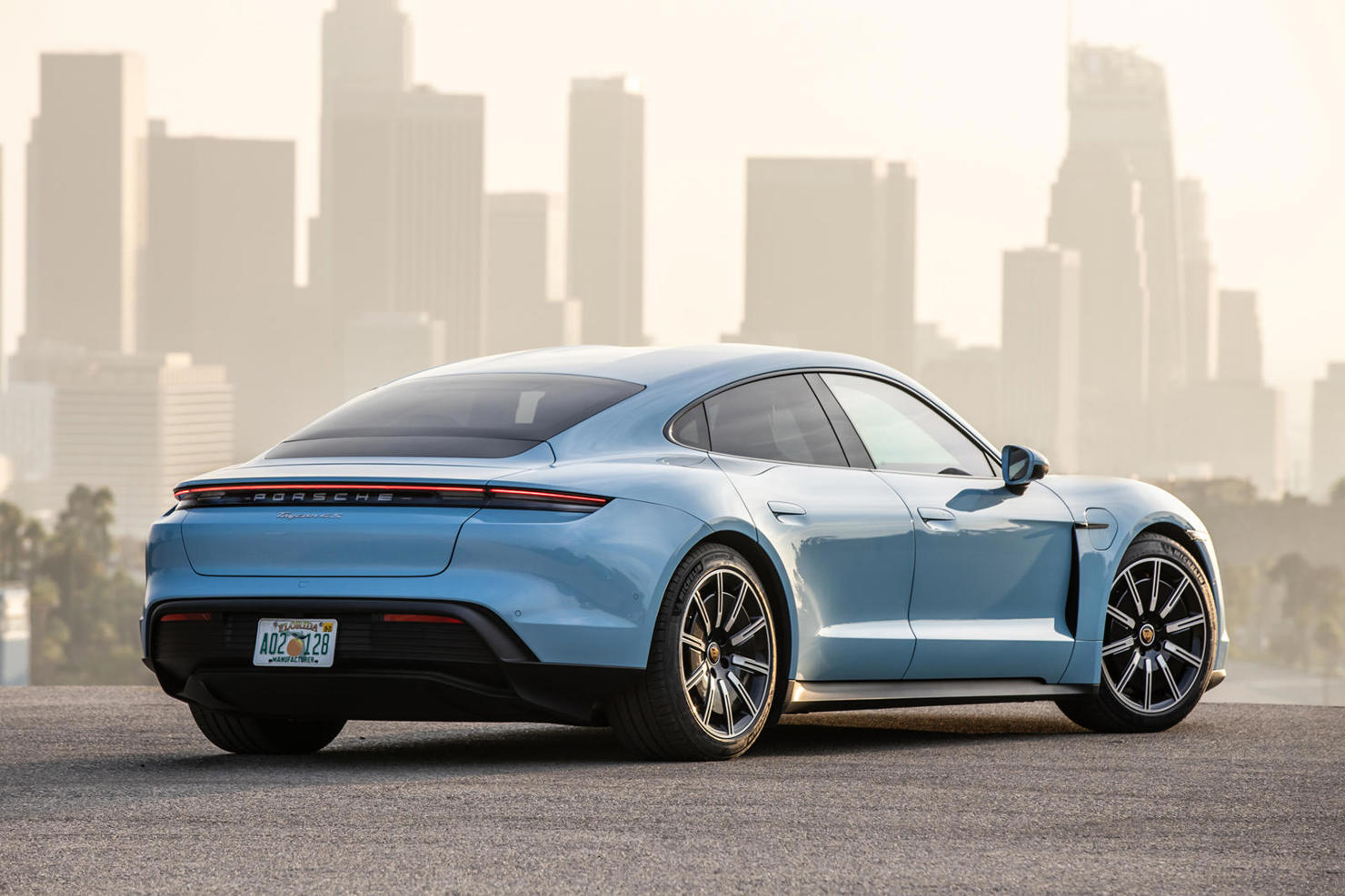 Porsche Taycan là mẫu xe đầu tiên trên thế giới sử dụng công nghệ sơn mới - Ảnh 1