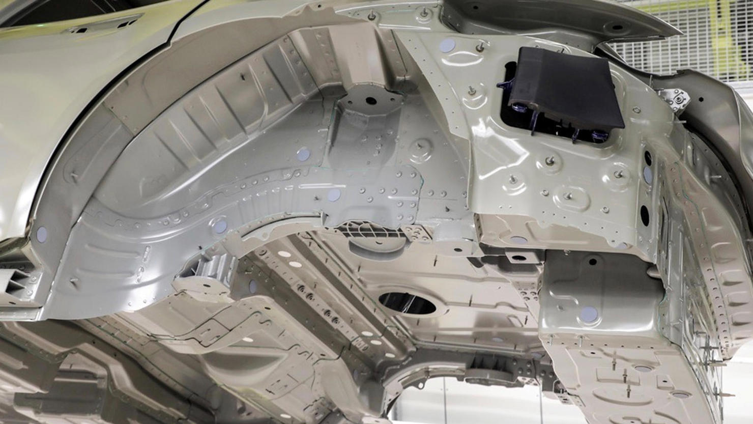 Porsche Taycan là mẫu xe đầu tiên trên thế giới sử dụng công nghệ sơn mới - Ảnh 3