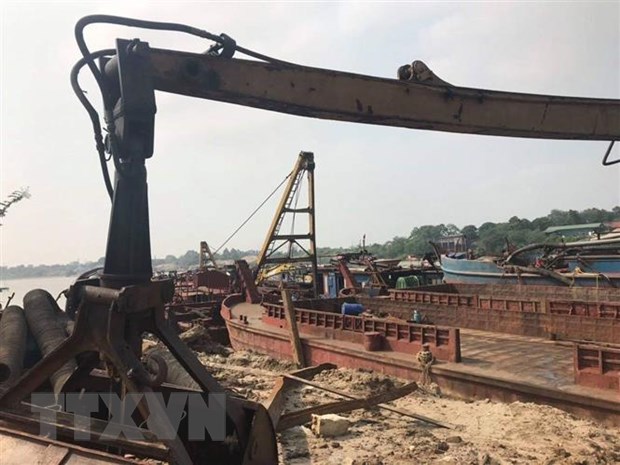 Các phương tiện dùng để hút cát trái phép. (Ảnh: Hoàng Nguyên)