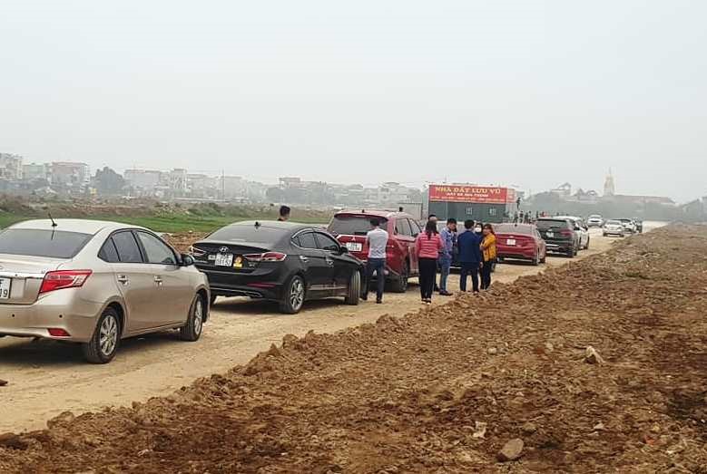 Người dân tại nhiều địa phương quay cuồng trong cơn sốt đất. Ảnh minh họa.