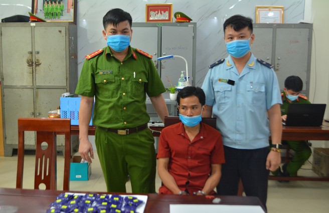 Đối tượng Vi Trọng Toàn (ngồi) tại cơ quan điều tra