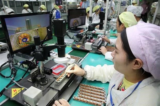 Công nhân làm việc trên dây chuyền sản xuất linh kiện xe ôtô tại nhà máy ở Hoài Bắc, thủ phủ tỉnh An Huy, Trung Quốc. (Nguồn: AFP)
