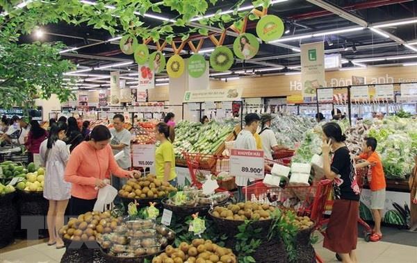 Người dân ưu tiên mua sắm các mặt hàng nông sản trong chương trình khuyến mãi. (Ảnh: Mỹ Phương)