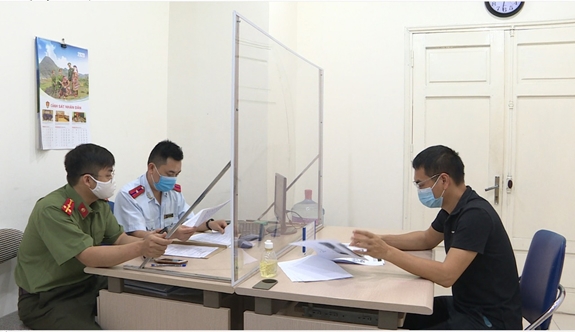 Đối tượng Trần Văn D (bên phải) tại cơ quan công an.