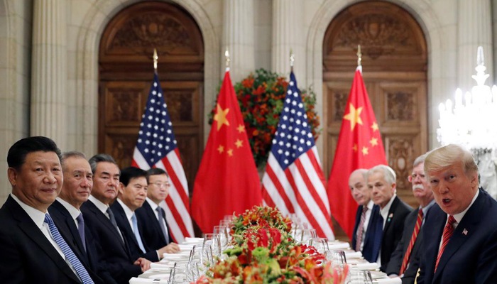 Chủ tịch Trung Quốc Tập Cận Bình (trái) và Tổng thống Mỹ Donald Trump (phải) cùng các quan chức hai nước trong cuộc gặp ở Argentina, tháng 12/2018. Ảnh: Reuters.