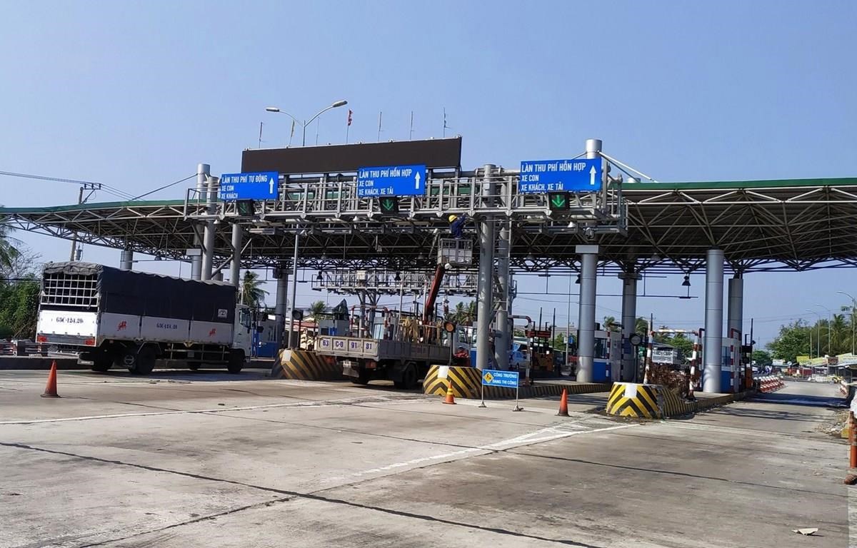 Trạm BOT Cai Lậy đang được tu sửa sau hơn 1 năm ngưng hoạt động. Ảnh: Nam Thái