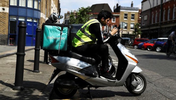hân viên giao hàng của Deliveroo - Ảnh: Reuters.