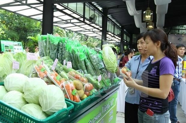 Người dân chọn mua nông sản sạch. Nguồn: PV