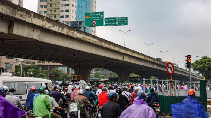 Nhà thầu thi công hầm chui Lê Văn Lương không đúng theo giấy phép đã được Sở Giao thông vận tải cấp, gây ảnh hưởng tới khả năng lưu thông của các dòng phương tiện.