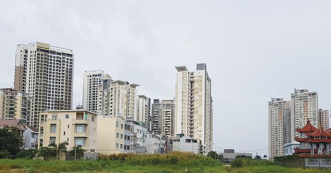 Gặp khó trong thủ tục triển khai dự án mới, nhiều doanh nghiệp địa ốc TP. Hồ Chí Minh nhắm tới các dự án "đắp chiếu" đã hoàn thành thủ tục pháp lý để mua lại