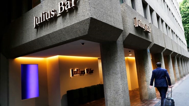 Một người đi bộ đi ngang qua văn phòng trụ sở chính của Julius Baer Group Ltd. ở Zurich, Thụy Sĩ. Nguồn: Stefan Wermuth|Bloomberg|Getty Images