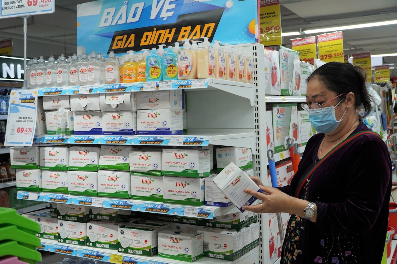 Người dân mua hàng tại Đại siêu thị GO!. Ảnh: VGP