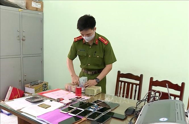Công an tỉnh Hưng Yên vừa triệt phá một băng nhóm tại huyện Yên Mỹ sử dụng công nghệ cao để đánh bạc dưới hình thức mua bán số lô, số đề và cá độ bóng đá trên mạng Internet với số tiền giao dịch trên 500 tỷ đồng. Nguồn: TTXVN
