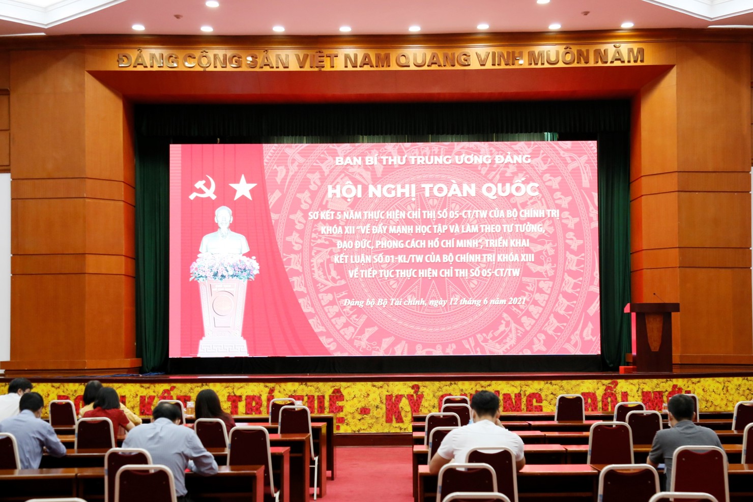 Cán bộ, đảng viên Đảng bộ Bộ Tài chính tham dự 