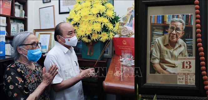 Chủ tịch nước Nguyễn Xuân Phúc đến nhà riêng, thắp hương tưởng nhớ nhà báo Hữu Thọ, nguyên Trưởng ban Tư tưởng - Văn hóa Trung ương (1995 - 2001); nguyên Tổng Biên tập Báo Nhân Dân. Ảnh: TTXVN