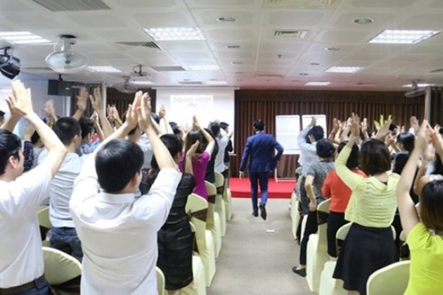 Gieo rắc niềm tin làm giàu không khó, tỷ phú trong ngày mai, kinh doanh đa cấp đã thu hút được rất đông người tham gia. Ảnh: Thanh tra chính phủ.