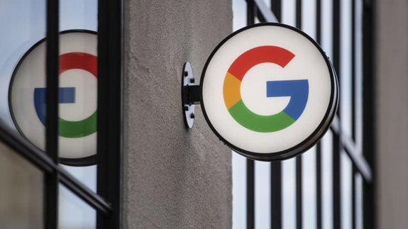 Logo bên ngoài cửa hàng Google ở khu phố Chelsea, New York (Mỹ). Ảnh: Getty Images