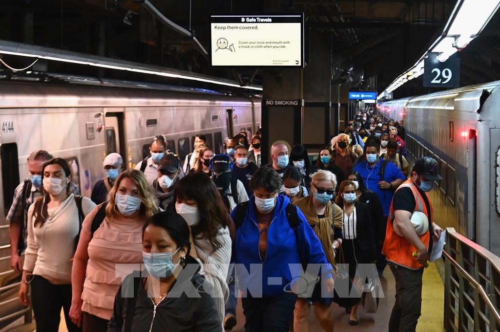 Người dân đi làm trong giờ cao điểm ở New York, Mỹ, sau gần ba tháng thành phố bị phong tỏa do dịch Covid-19, ngày 8/6/2020. Ảnh: AFP/TTXVN