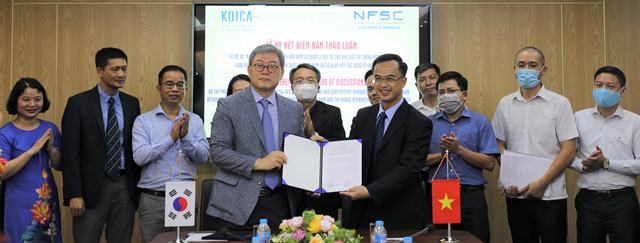 Đại diện KOICA và NFSC ký kết Biên bản thảo luận. Ảnh: KOICA