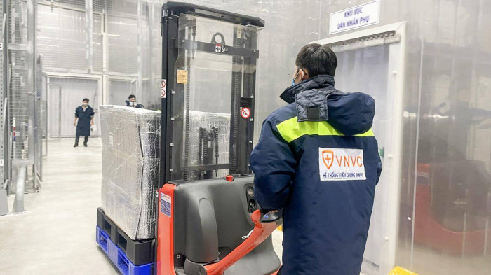 Lô vắc xin nhanh chóng được chuyển về kho lạnh của VNVC để bảo quản theo quy định