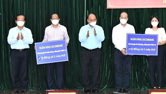 Chủ tịch nước hỗ trợ phòng chống dịch cho huyện Hóc Môn, Củ Chi. Ảnh: Báo SGGP