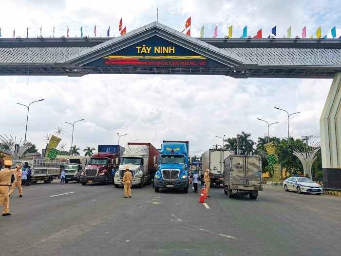 Lực lượng chức năng làm nhiệm vụ tại Chốt kiểm soát phòng, chống dịch Suối Sâu, thị xã Trảng Bàng, Tây Ninh