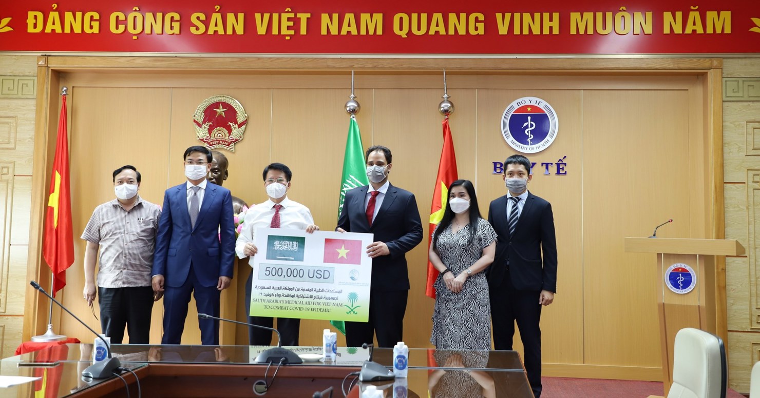 Thứ trưởng Bộ Y tế Trương Quốc Cường tiếp nhận gói viện trợ. Ảnh: Bộ Y tế