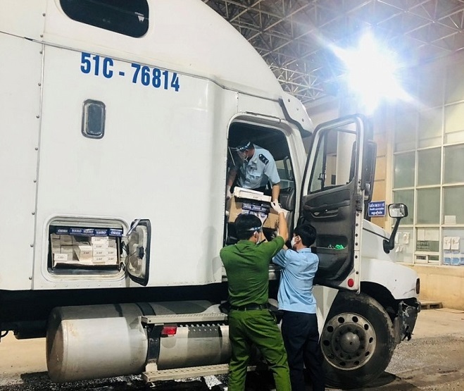 Lực lượng chức năng đang tiến hành kiểm tra hàng hóa vi phạm