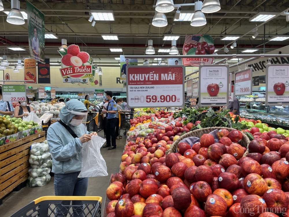 Các mặt hàng rau, hoa quả, thực phẩm tươi sống hiện dồi dào, lấp đầy quầy kệ