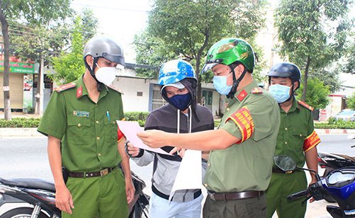 Lực lượng chức năng Đồng Nai làm nhiệm vụ kiểm tra người đi đường trong thời gian thực hiện giãn cách xã hội.