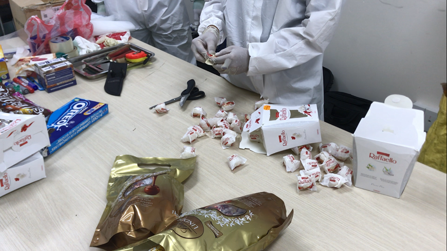 Thủ đoạn cất giấu rất tinh vi bằng cách ngụy trang trong những gói bánh kẹo và viên kẹo sô-cô-la.