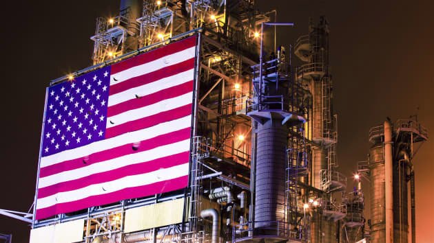 Một nhà máy lọc dầu ở Nam California. Ảnh CNBC.