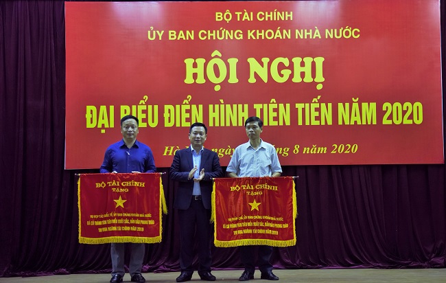 Ông Trần Văn Dũng - Chủ tịch Ủy ban Chứng khoán Nhà nước thừa ủy quyền Bộ trưởng Bộ Tài chính trao tặng Cờ thi đua cho các tập thể có thành tích xuất sắc