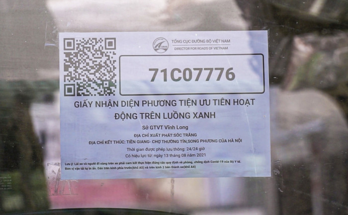 Trên kính chắn của xe có dán mã QR Code hoạt động trên 