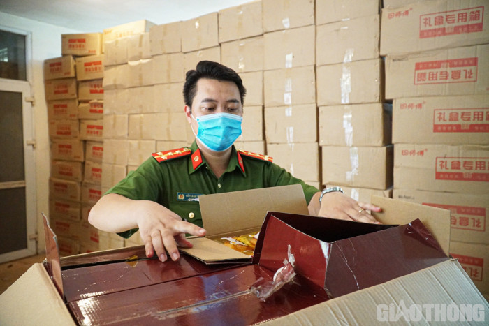 Mỗi thùng chứa 8 hộp bánh.