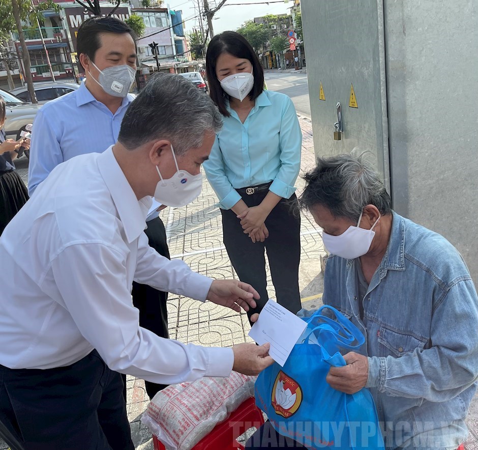 Đại diện chính quyền ở TP. Hồ Chí Minh trao hỗ trợ cho người dân gặp khó khăn do COVID-19 tại TP. Hồ Chí Minh. Ảnh:hcmpcv.org.vn