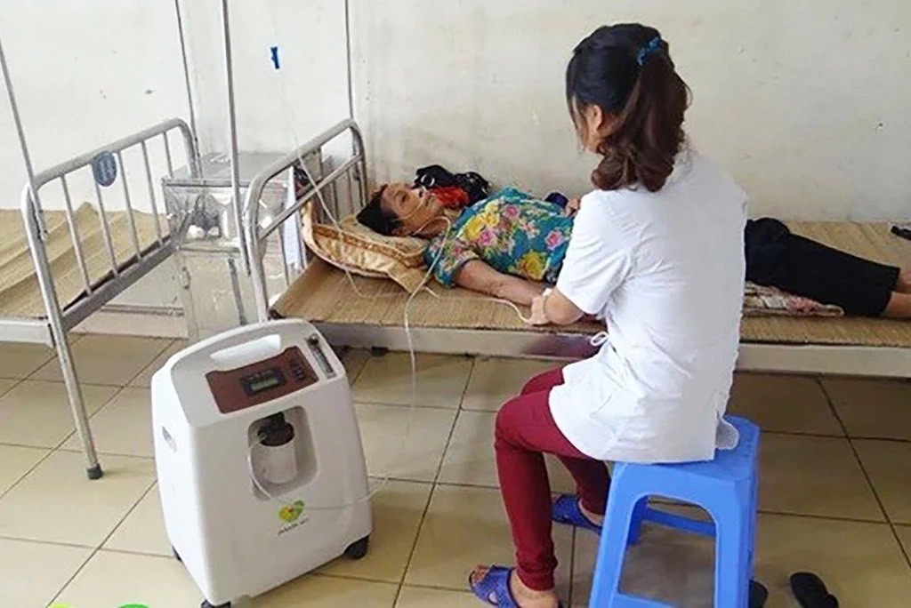 Bệnh nhân được cấp cứu lưu động bằng Máy Tạo OXY Lưu Lượng Cao 