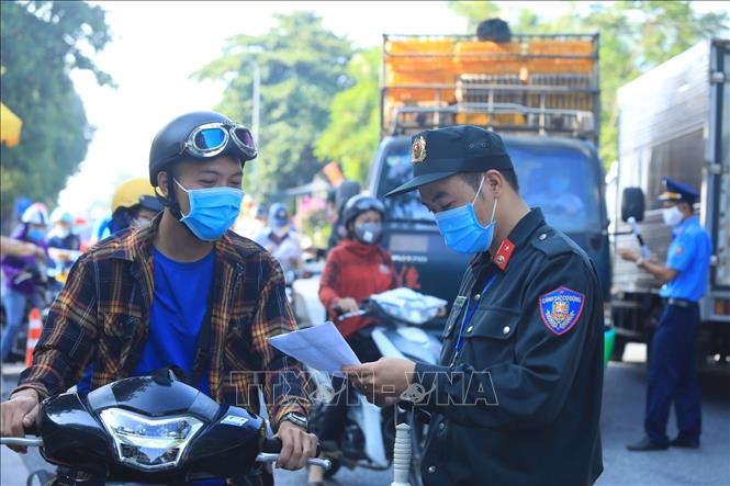 Lực lượng chức năng siết chặt công tác phòng, chống dịch tại các chốt kiểm soát. Ảnh: TTXVN