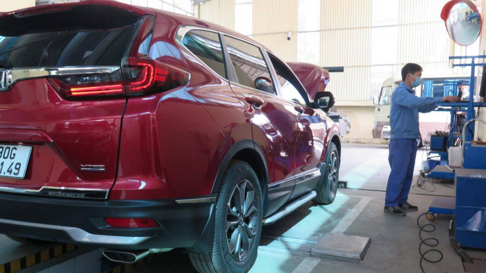 Xe ô tô dưới 9 chỗ đăng kiểm lần đầu có chu kỳ kiểm định 30 tháng, có thể lựa chọn nộp phí 12 tháng/lần