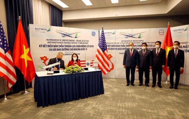 Chủ tịch nước Nguyễn Xuân Phúc chứng kiến lễ ký kết biên bản thỏa thuận lựa chọn động cơ GENx và gói bảo dưỡng máy bay Boeing 787-9 của Bamboo Airways. Ảnh: Vietnam+