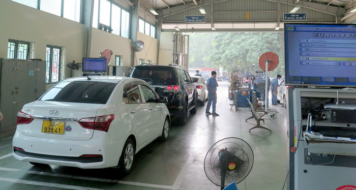Tình trạng xếp hàng chờ đăng kiểm có thể kéo dài trên dưới chục ngày sau khi các địa phương nới giãn cách xã hội