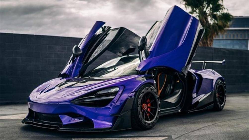 Chiếc McLaren 720S sở hữu phần thân làm hoàn toàn từ sợi carbon, động cơ xe cũng được tinh chỉnh lên 900 mã lực