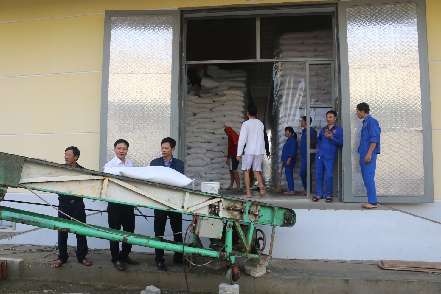Lãnh đạo Cục DTNN khu vực Nghệ Tĩnh kiểm tra chất lượng gạo trong quá trình xuất cấp