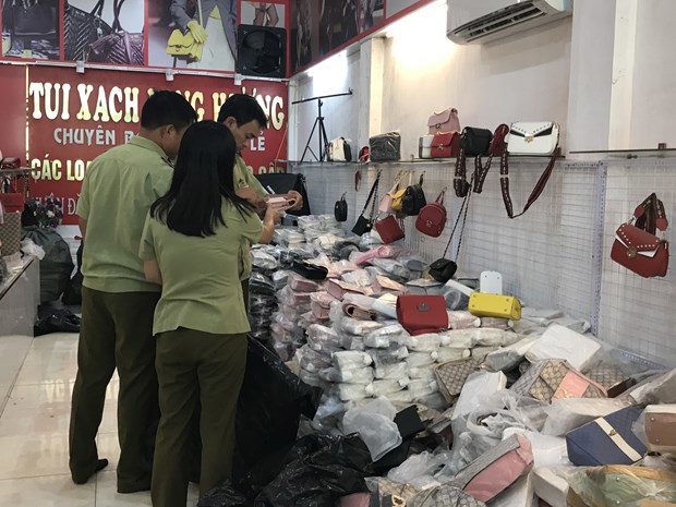 Kiểm tra hàng hoá tại cơ sở kinh doanh Long Hương. (Ảnh: Quản lý thị trường cung cấp)