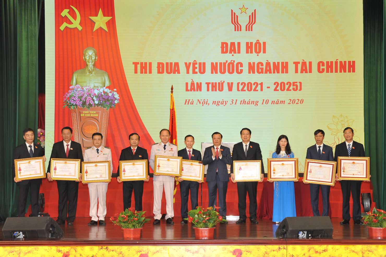 Thay mặt Đảng và Nhà nước, Bộ trưởng Đinh Tiến Dũng trao tặng Huân chương Chiến công, Huân chương Lao động cho các tập thể, cá nhân có thành tích xuất sắc.