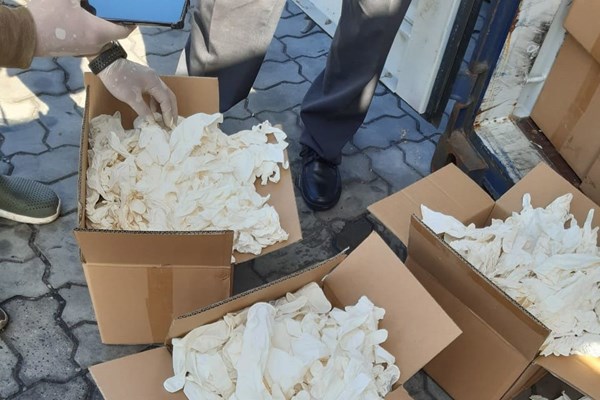 Thùng carton chứa găng tay cao su các loại không nhãn mác, nghi vấn đã qua sử dụng