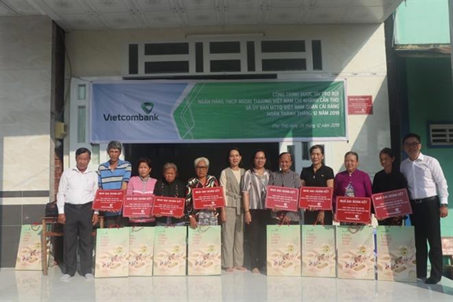 Bà Trần Diệu Thúy – Phó Giám đốc Vietcombank Cần Thơ (thứ 6 từ trái sang) cùng đại diện Ủy ban mặt trận Tổ quốc quận Cái Răng chụp ảnh lưu niệm với bà con hộ nghèo phường Phú Thứ, quận Cái Răng, TP. Cần Thơ
